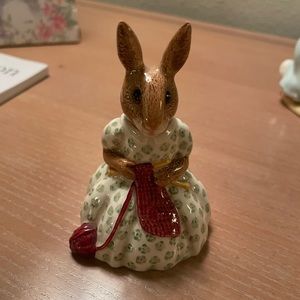 VINTAGE ROYAL DOULTON FIGURINE "BUNNYKINS BUSY NEEDLES DB10 1974" 3"H